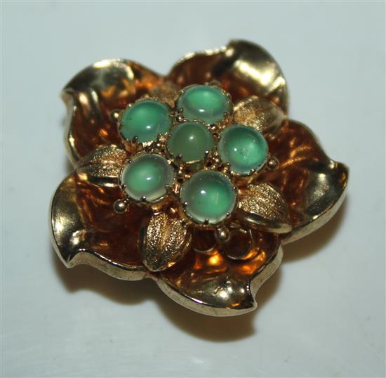 Gold flowerhead pendant set with green cabochons